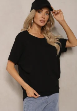 Czarny Bawełniany T-shirt Oversize z Krótkim Rękawem i Dłuższym Tyłem Zanimara