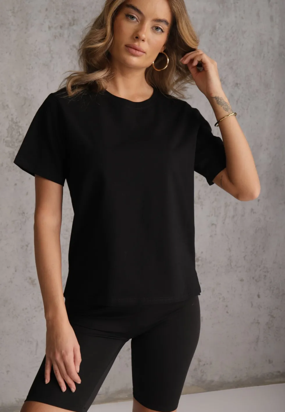 Czarny Bawełniany T-shirt Ozdobiony po Bokach Rozcięciami Brinelle