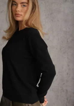 Czarny Casualowy Sweter o Klasycznym Fasonie z Okrągłym Dekoltem Pilare