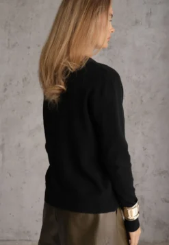 Czarny Casualowy Sweter o Klasycznym Fasonie z Okrągłym Dekoltem Pilare