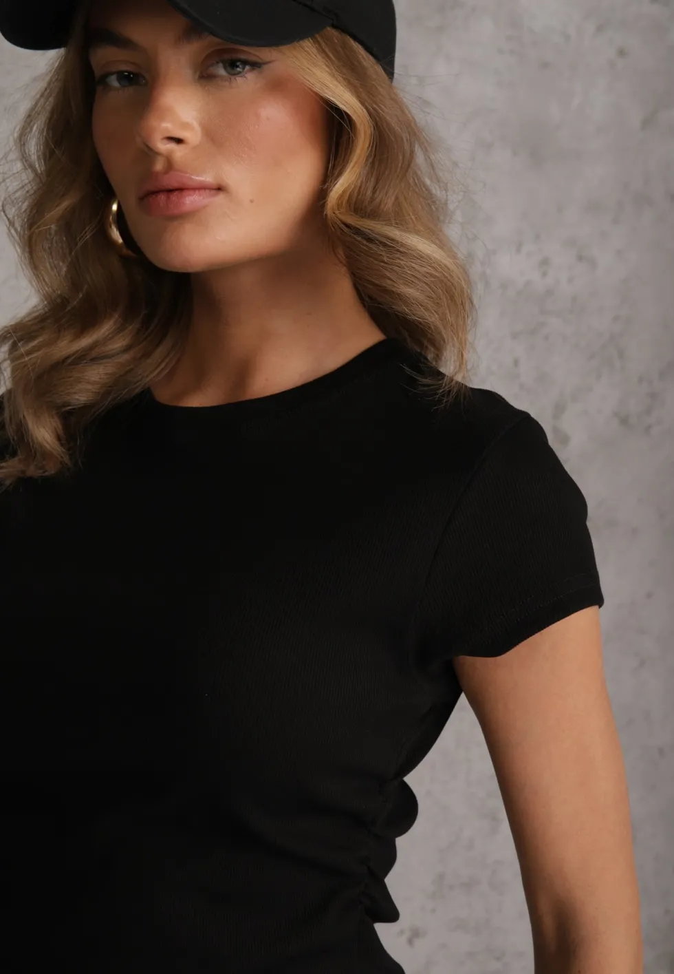 Czarny Dopasowany T-shirt z Marszczeniem z Bawełnianej Tkaniny w Prążki Assarena
