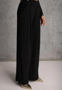 Czarny Elegancki Komplet Spodnie Wide Leg i Bluzka z Poduszkami w Ramionach Sewinea