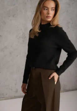 Czarny Golf z Wełną Ozdobiony Ściągaczami w Casualowym Stylu Katlina