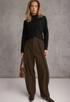 Czarny Golf z Wełną Ozdobiony Ściągaczami w Casualowym Stylu Katlina