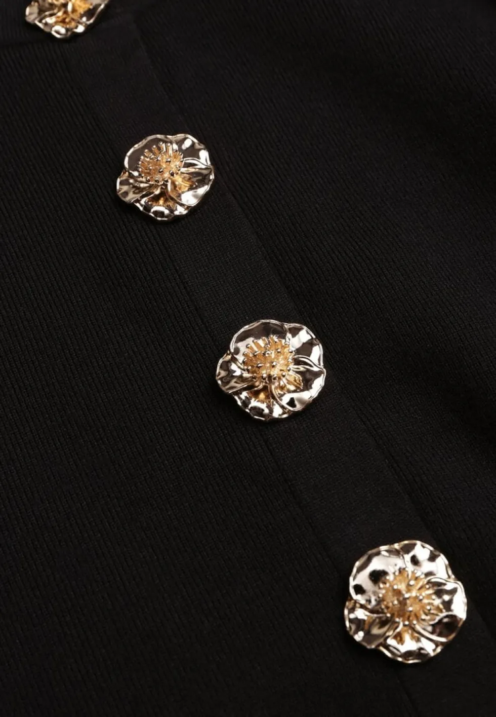 Czarny Kardigan z Wiskozą Zdobiony Eleganckimi Napami i Bufiastymi Rękawami Acannte