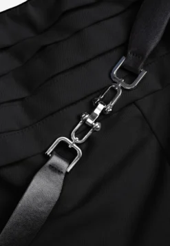 Czarny Kombinezon VICES Bandeau z Falbankami i Paskiem w Eleganckim Stylu Pinoia