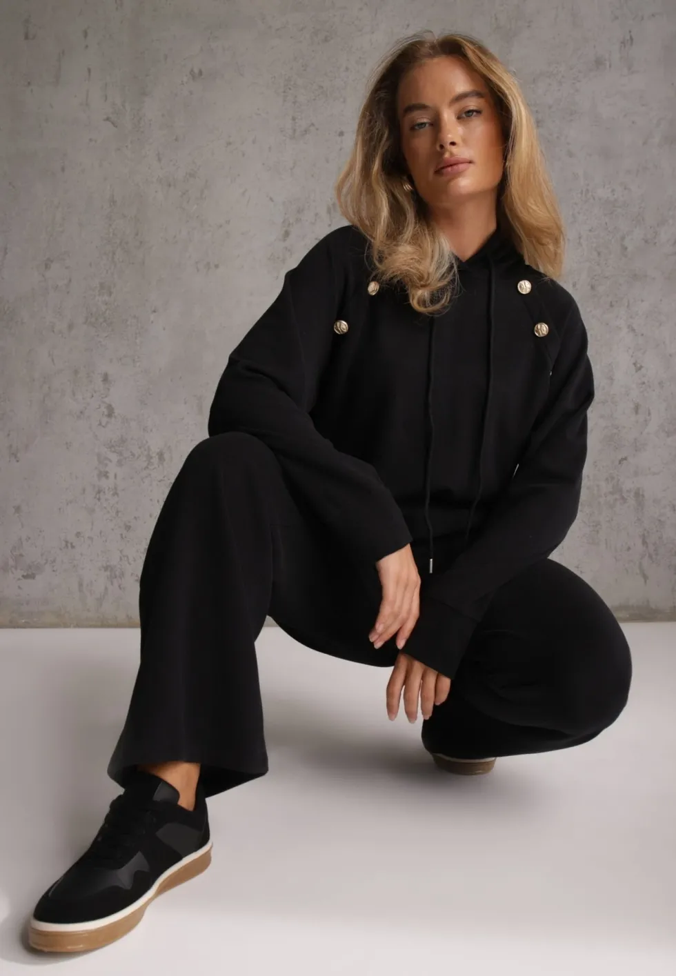 Czarny Komplet Dresowy Spodnie Wide Leg i Bluza z Kapturem i Aplikacjami Nailena