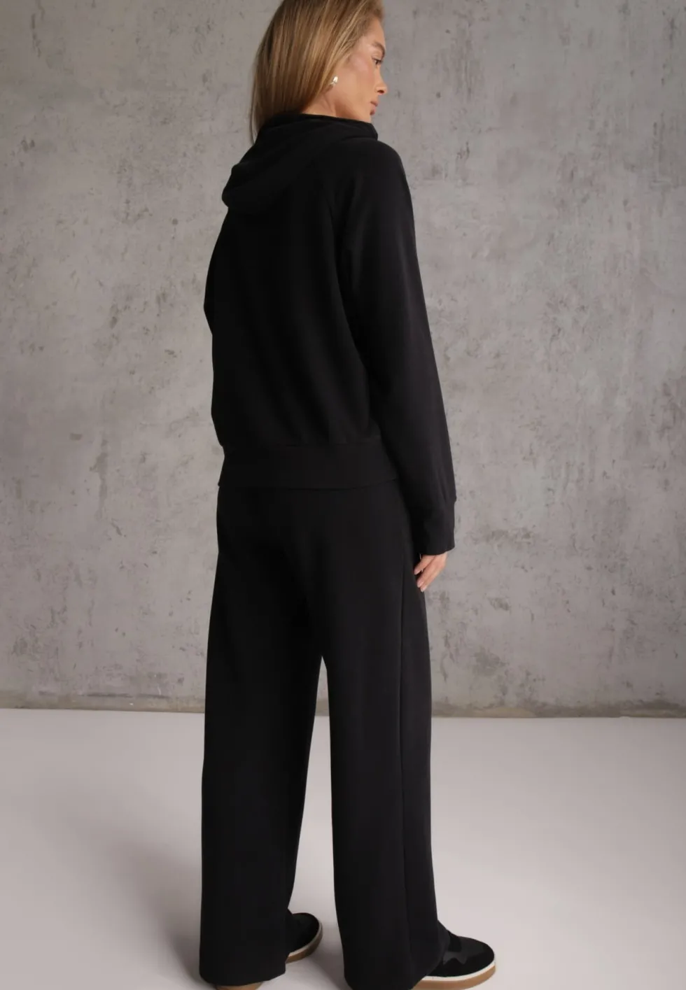 Czarny Komplet Dresowy Spodnie Wide Leg i Bluza z Kapturem i Aplikacjami Nailena