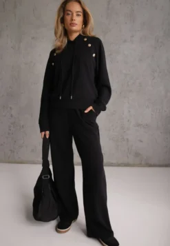 Czarny Komplet Dresowy Spodnie Wide Leg i Bluza z Kapturem i Aplikacjami Nailena
