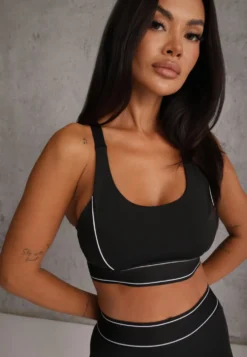 Czarny Komplet Fitnessowy z Ozdobnymi Przeszyciami Stanik Bluza Cropped i Legginsy Ruybal