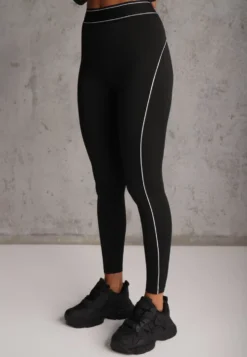 Czarny Komplet Fitnessowy z Ozdobnymi Przeszyciami Stanik Bluza Cropped i Legginsy Ruybal