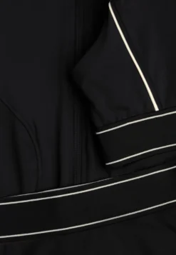 Czarny Komplet Fitnessowy z Ozdobnymi Przeszyciami Stanik Bluza Cropped i Legginsy Ruybal