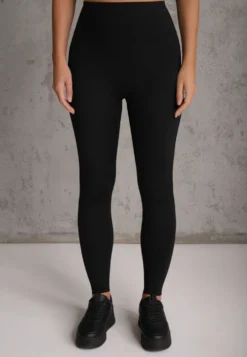 Czarny Komplet Sportowy Legginsy High Waist i Top z Uszywnieniem Ulrike
