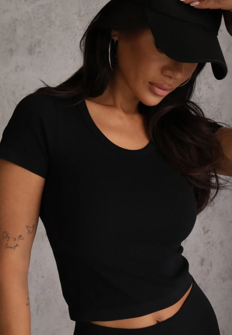 Czarny Krótki T-shirt Basic z Okrągłym Dekoltem Gresalor