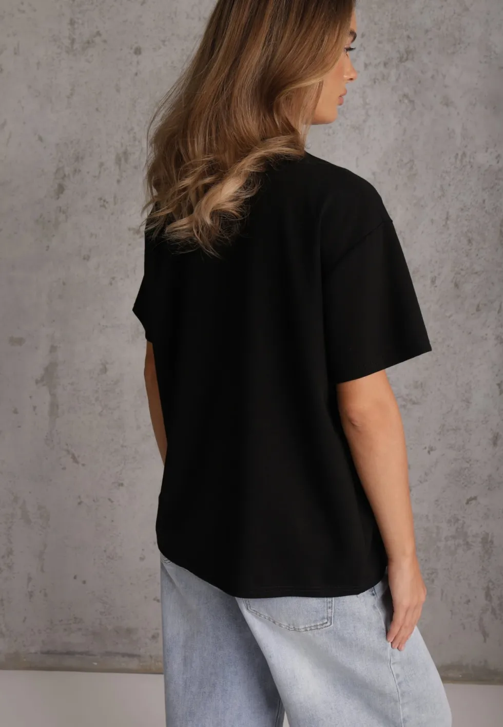 Czarny Oversizowy T-shirt z Bawełny Zdobiony Kwadratowymi Aplikacjami Evesilea