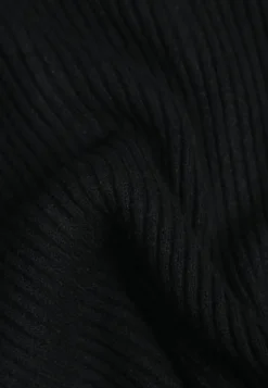 Czarny Prążkowany Golf z Bawełną o Kroju Slim z Elastycznego Materiału Kuarisa