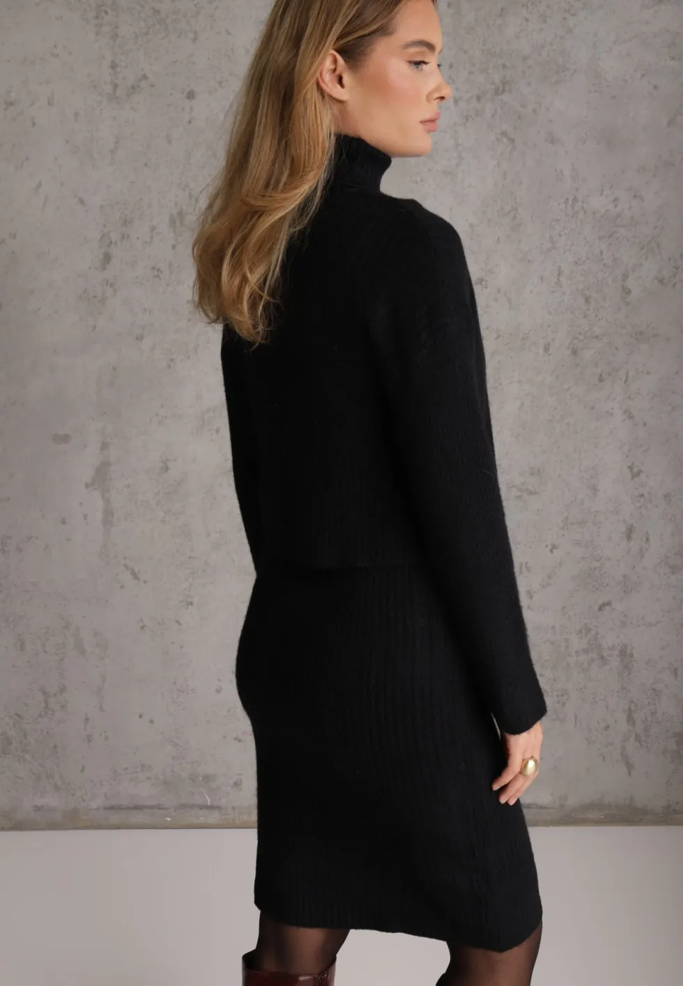 Czarny Prążkowany Komplet z Dzianiny z Wełną i Bawełną Golf i Sukienka Bodycon Mirrela