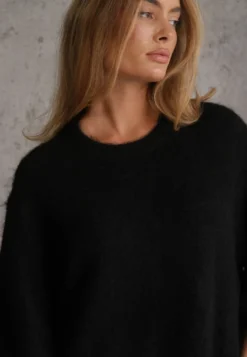 Czarny Sweter Oversize z Wełną Szerokimi Rękawami i Długim Włosiem Veniorre