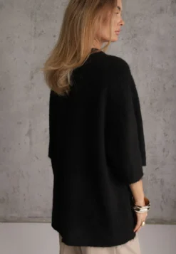 Czarny Sweter Oversize z Wełną Szerokimi Rękawami i Długim Włosiem Veniorre