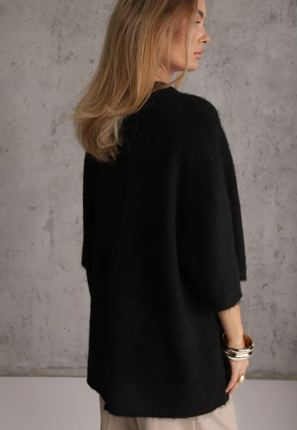 Czarny Sweter Oversize z Wełną Szerokimi Rękawami i Długim Włosiem Veniorre