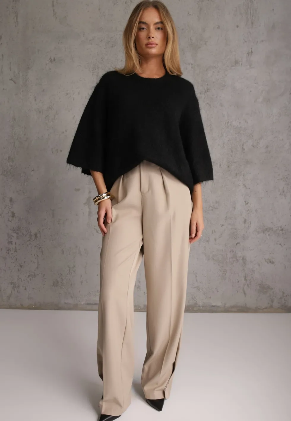 Czarny Sweter Oversize z Wełną Szerokimi Rękawami i Długim Włosiem Veniorre