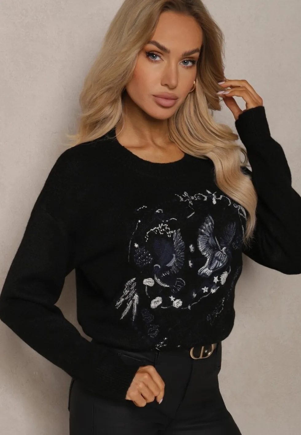 Czarny Sweter Ozdobiony Haftowanym Wzorem w Ptaki Inarielle