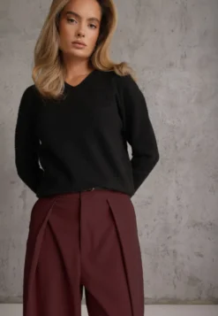 Czarny Sweter z Wełną w Minimalistycznym Stylu Joslina