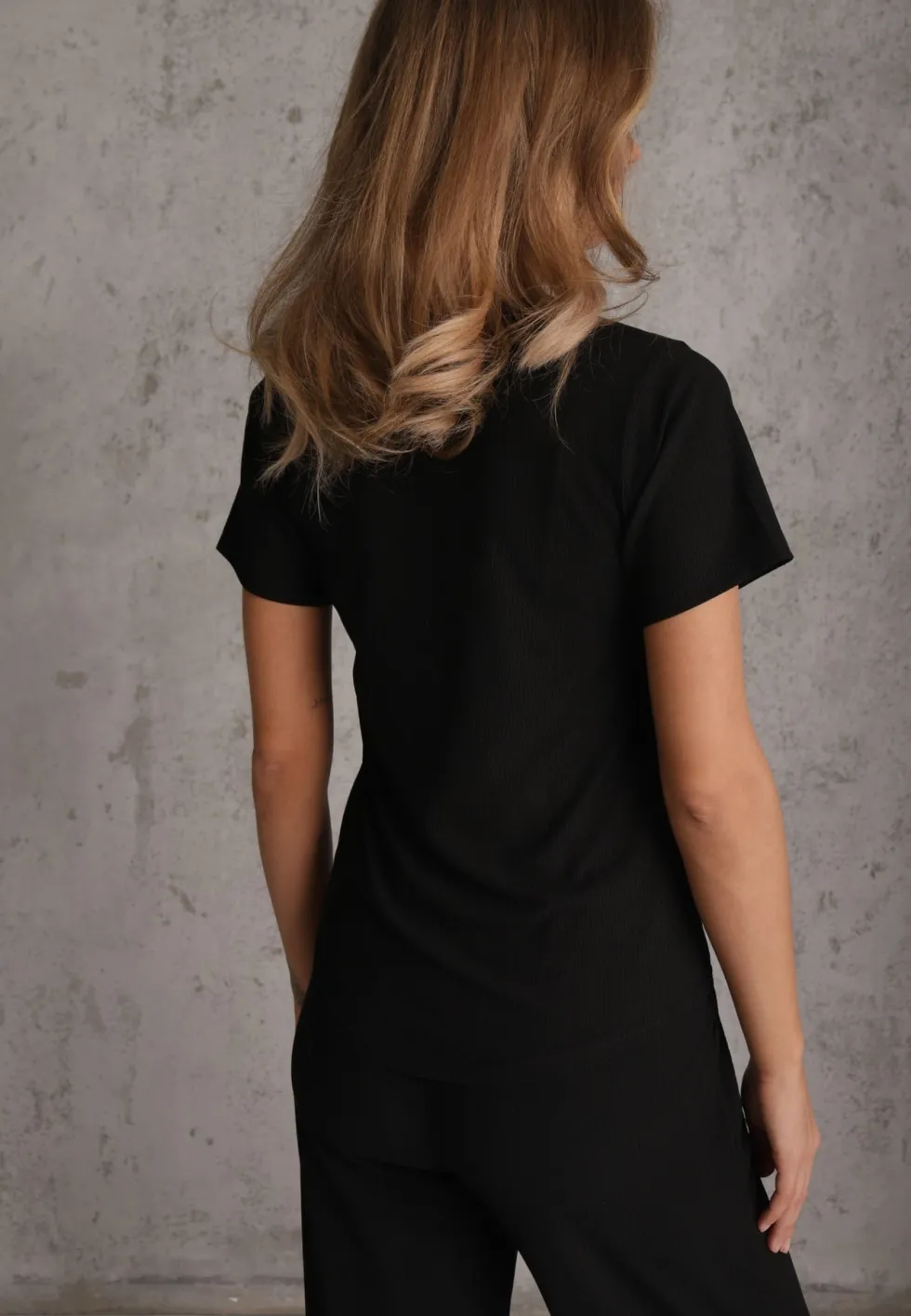 Czarny T-shirt Basic z Okrągłym Dekoltem Dolea
