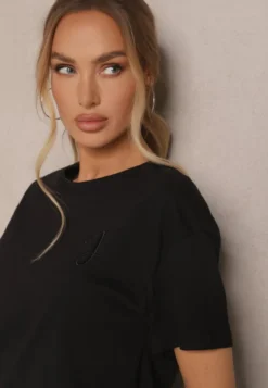 Czarny T-shirt z Dłuższym Tyłem Zdobiony Haftem Ninilla
