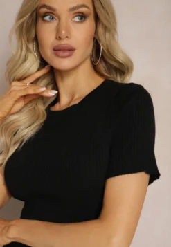 Czarny T-shirt z Prążkowanej Dzianiny o Krótkim Kroju Poutia