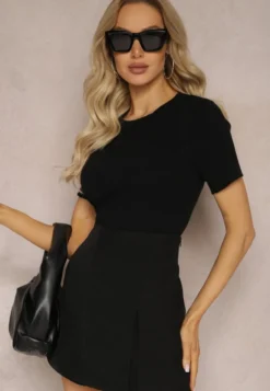 Czarny T-shirt z Prążkowanej Dzianiny o Krótkim Kroju Poutia