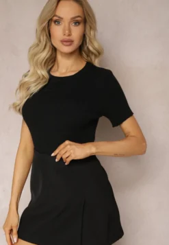 Czarny T-shirt z Prążkowanej Dzianiny o Krótkim Kroju Poutia