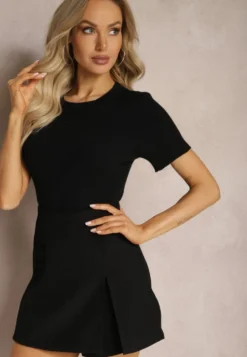 Czarny T-shirt z Prążkowanej Dzianiny o Krótkim Kroju Poutia