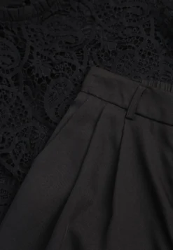 Czarny Wiskozowy Komplet Elegancki na Lato Koronkowa Bluzka i Spodnie Amatice
