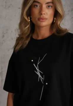 Czarny Wiskozowy T-shirt Ozdobiony Kwiatami i Perełkami Muvine