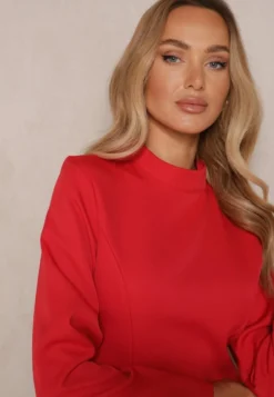 Czerwona Rozkloszowana Sukienka o Taliowanym Kroju Selvesia