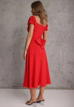 Czerwona Sukienka o Rozkloszowanym Kroju z Wiązaniem Perolis