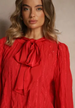 Czerwona Tłoczona Bluzka o Koszulowym Kroju z Ozdobnym Wiązaniem Sepalea