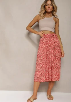 Czerwone Plisowane Spodnie Szwedy High Waist z Materiałowym Paskiem i Gumką w Talii Isefia