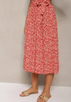 Czerwone Plisowane Spodnie Szwedy High Waist z Materiałowym Paskiem i Gumką w Talii Isefia