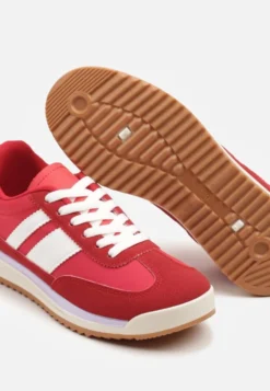 Czerwone Sneakersy w Stylu Kultowych Tenisówek z Przeszyciami Lelluria