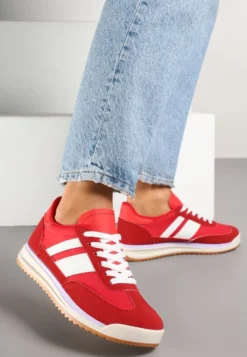 Czerwone Sneakersy w Stylu Kultowych Tenisówek z Przeszyciami Lelluria