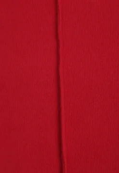 Czerwony Sweter Golf z Ozdobnym Przeszyciem Dayshawn