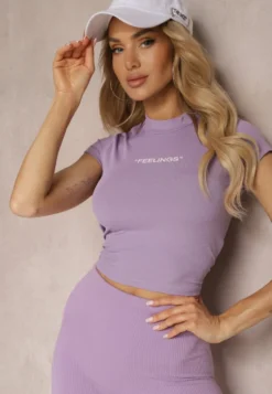 Fioletowy Krótki T-shirt o Dopasowanym Fasonie Ozdobiony Napisem Haliana