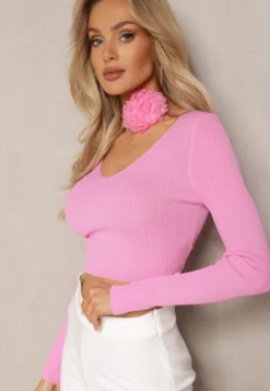 Fuksjowa Prążkowana Bluzka o Krótkim Fasonie Choker z Kwiatem w Komplecie Laindera