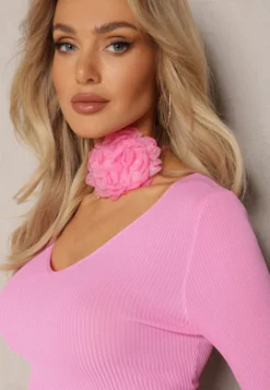 Fuksjowa Prążkowana Bluzka o Krótkim Fasonie Choker z Kwiatem w Komplecie Laindera