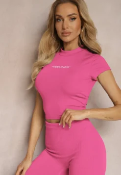 Fuksjowy Krótki T-shirt o Dopasowanym Fasonie Ozdobiony Napisem Haliana