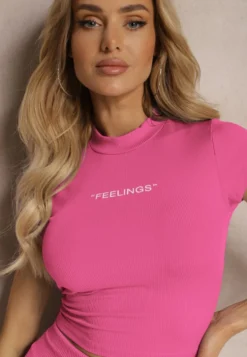 Fuksjowy Krótki T-shirt o Dopasowanym Fasonie Ozdobiony Napisem Haliana