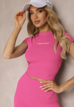 Fuksjowy Krótki T-shirt o Dopasowanym Fasonie Ozdobiony Napisem Haliana