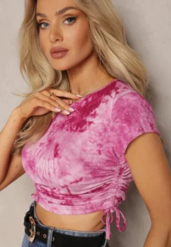 Fuksjowy Wiskozowy T-shirt ze Wzorem Tie-Dye z Wiązaniami po Bokach Iriandella